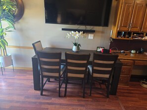 Dining - 4-bedroom house in Olathe w/ fitness equipment and finished basement. (Olathe)