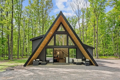 Luxury A-Frame Cabin • Hot Tub + A-frame Sauna