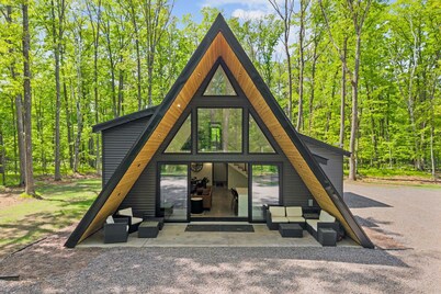 Luxury A-Frame Cabin • Hot Tub + A-frame Sauna
