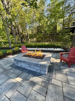Terrace/patio - Art Coast Cottage: A charming 2-bedroom getaway in Saugatuck for 4 (Saugatuck)