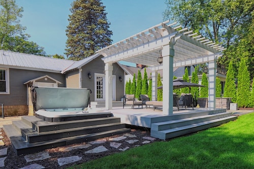 Art Coast Cottage: A charming 2-bedroom getaway in Saugatuck for 4