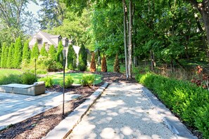 Property grounds - Art Coast Cottage: A charming 2-bedroom getaway in Saugatuck for 4 (Saugatuck)