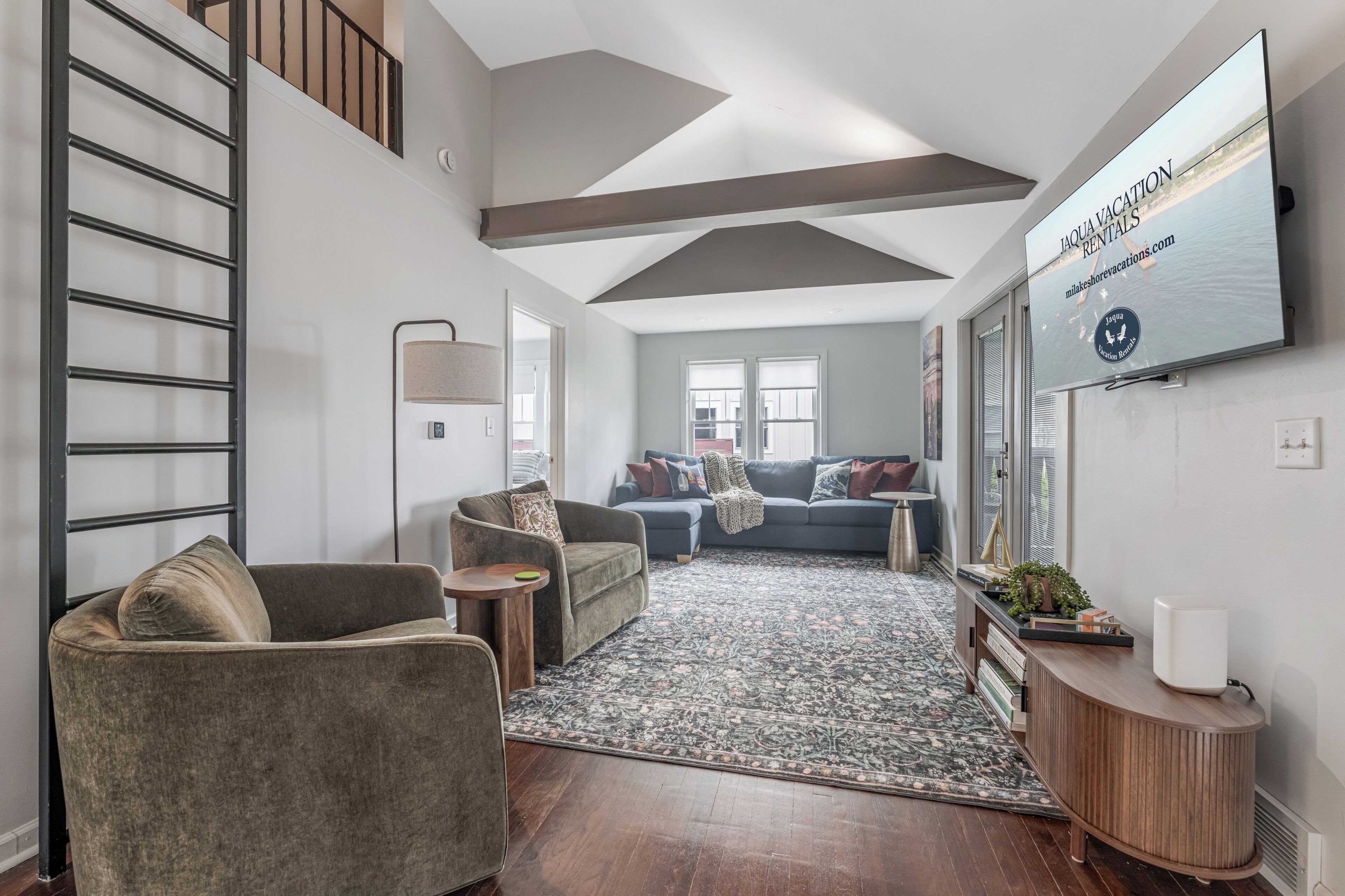 Art Coast Cottage: A Charming 2-bedroom Getaway In Saugatuck For 4 - Saugatuck, MI