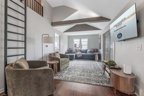 TV, books - Art Coast Cottage: A charming 2-bedroom getaway in Saugatuck for 4 (Saugatuck)