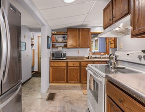 Coffee/tea maker, fridge, microwave, oven