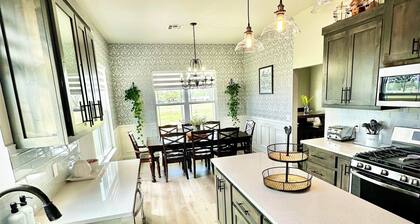 Farm House Acreage POOL&Outdoor Kitchen near OU stadium Norman,OK PET FRIENDLY