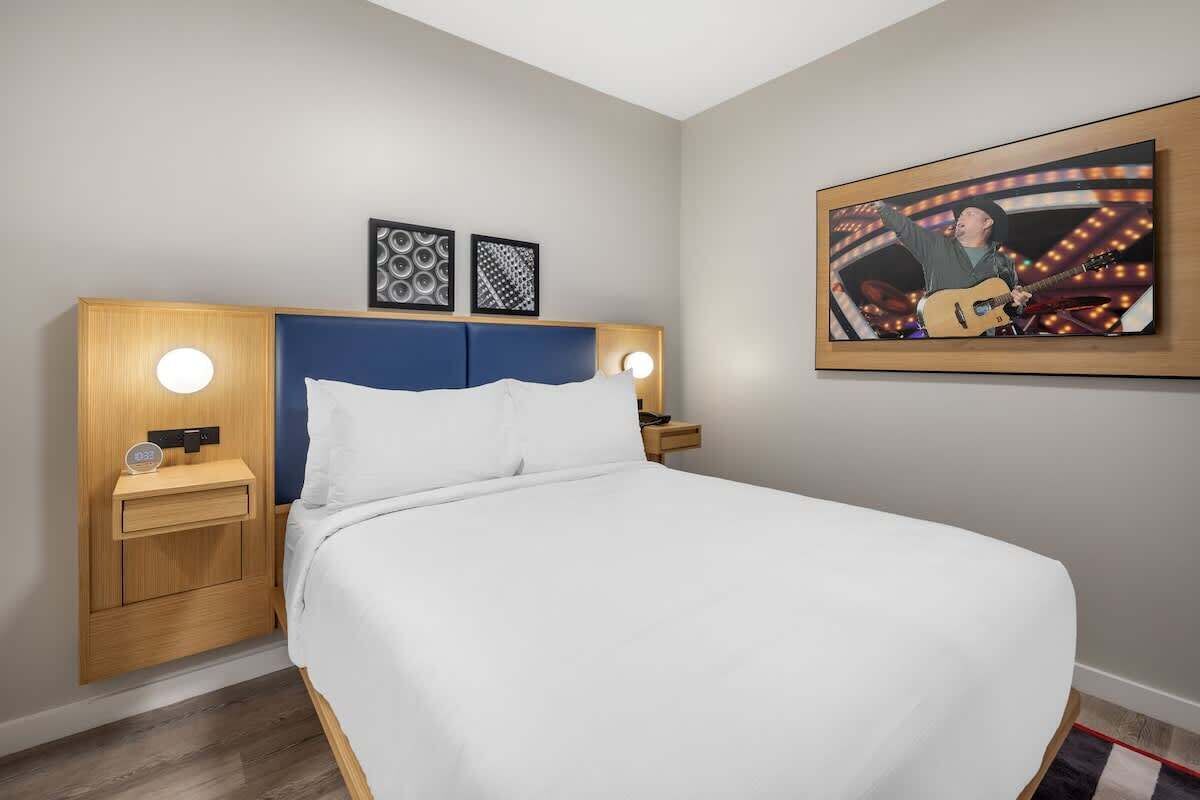 2 habitaciones, tabla de planchar con plancha y cuna de viaje 