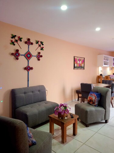 Beautiful house with quiet environment and paved streets, 5 min from Plaza Forum.