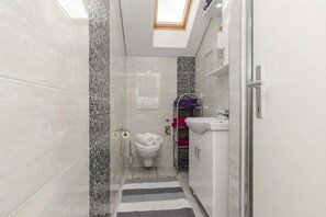 Shower, hair dryer, towels - Pool Apartment Rose 1, Privlaka, Croatia (Privlaka)