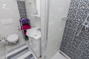 Dusche, Haartrockner, Handtücher
