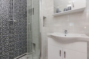 Shower, hair dryer, towels - Pool Apartment Lavander 3, Privlaka, Croatia (Privlaka)