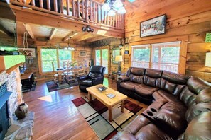 Smart TV, fireplace - Soaring Eagle- 4BR Cabin Near Parkway • Resort Pool • Hot Tub • Easy Access • Free tickets! (Pigeon Forge)