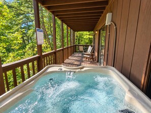Outdoor spa tub - Hillbilly Hilton | Mountain Views, Hot Tub, Dog-Friendly,Pigeon Forge (Pigeon Forge)