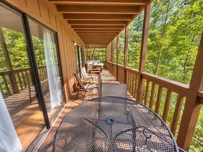 Outdoor dining - Hillbilly Hilton | Mountain Views, Hot Tub, Dog-Friendly,Pigeon Forge (Pigeon Forge)