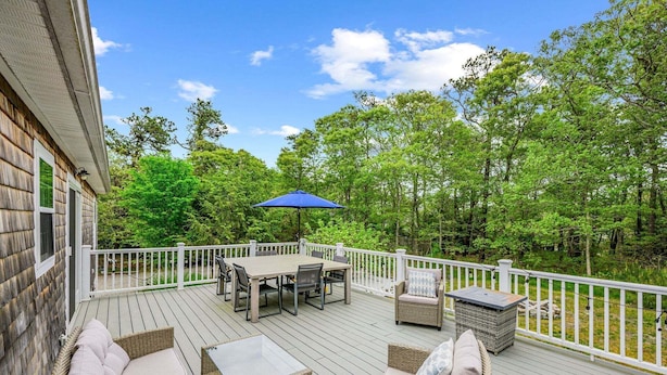 Une terrasse dotée de mobilier d’extérieur, d’une table et de chaises.