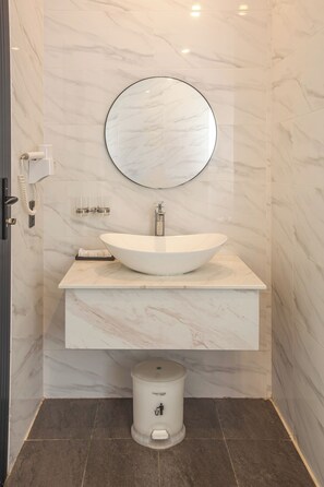 Luxury Room, City View | Bathroom - The Sun Hotel (Cai Khe)