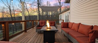 The Bright Outlook, Family Fun w/ climbing wall, fire pit and large back deck