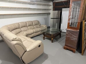 Living area - Vancouver in Style - Newly listed renovated home in Delta's Sunshine Hills (Delta)