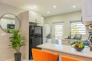 Private kitchen - Chic & Vibrant Escape-Cozy Modern Getaway (Cedar Grove)