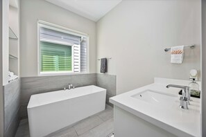 Bathroom - PATIO ~ TOWNHOME 3B 2.5BA ~ COTTAGE GROVE ~ HTX (Houston)