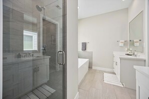 Bathroom - PATIO ~ TOWNHOME 3B 2.5BA ~ COTTAGE GROVE ~ HTX (Houston)