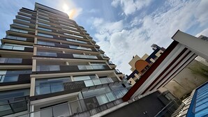 A multi-story building with a modern architectural design, featuring a series of balconies and large windows. - Dommy (São Paulo)
