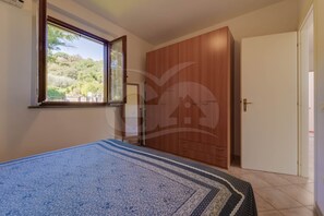 2 bedrooms, iron/ironing board - VILLETTA LA COLOMBAIA (Porto Azzurro)