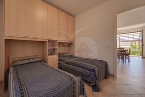 2 slaapkamers, een strijkplank/strijkijzer