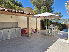 Outdoor dining - Beautiful villa, sea view, swimming pool, WIFI (ST MANDRIER SUR MER)