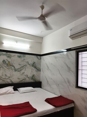 Deluxe Room | Free WiFi, bed sheets