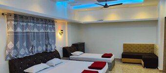 Guru Mauli Yatri Nivas