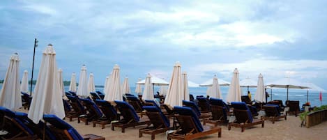 Beach nearby, white sand, free beach shuttle, beach bar