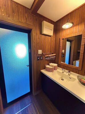 Bathroom - Private cabin near Hiroshima, Setouchi Retreats Sera Highlands (Sera)