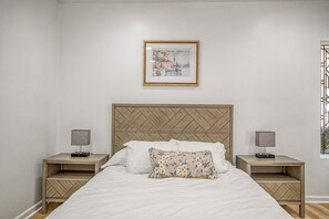 2 bedrooms, desk, iron/ironing board, free WiFi - Cozy Carnegie Retreat • Minutes to Downtown PGH (Carnegie)