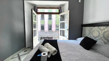 Habitación estándar, 1 cama matrimonial, baño en la habitación, vista a la ciudad | Wifi gratis y ropa de cama