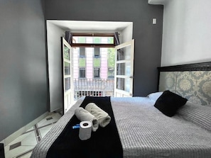 Standard Room, 1 Double Bed, Ensuite, City View | Free WiFi, bed sheets