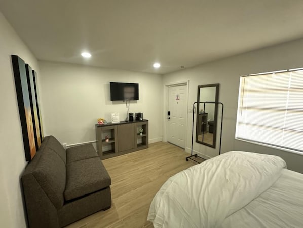 Deluxe Single Room, 1 Queen Bed with Sofa bed, Non Smoking - Sunshine Inn (Holiday)