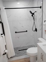 Ducha, artículos de tocador gratuitos, secador de pelo, toallas