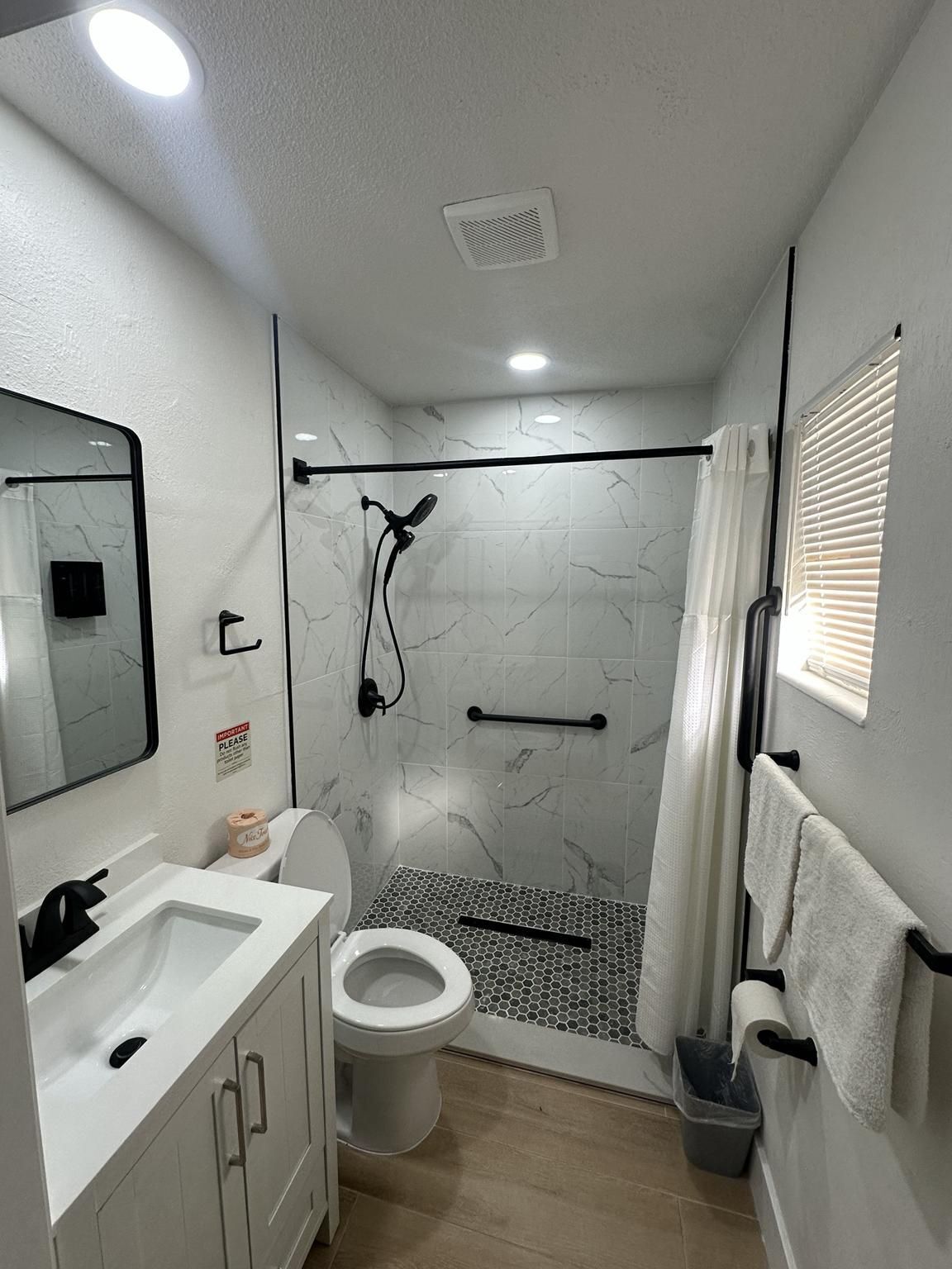 Deluxe Single Room, 1 Queen Bed with Sofa bed, Non Smoking | Bathroom