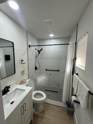 Deluxe Single Room, 1 Queen Bed with Sofa bed, Non Smoking | Bathroom - Sunshine Inn (Holiday)