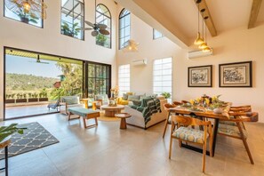 Deluxe Villa | Dining