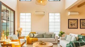 Deluxe Villa | Living area