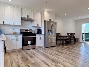 Private kitchen - Modern Private Suite - Minutes to USC (Los Angeles)