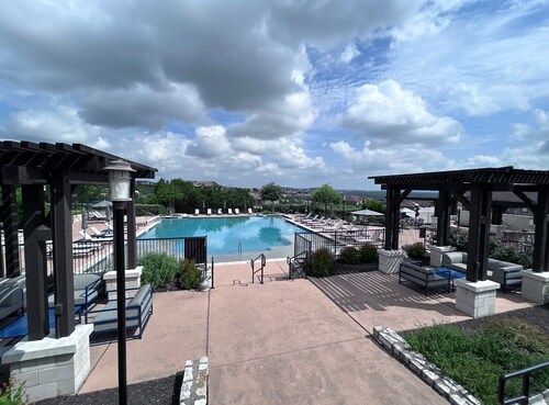 Serene & Spacious Bee Cave Luxury Retreat — Private Balcony View — Pool & Gym