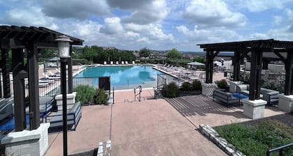 Serene & Spacious Bee Cave Luxury Retreat — Private Balcony View — Pool & Gym