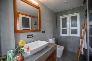 デラックス ダブルルーム バルコニー マウンテンビュー | バスルーム