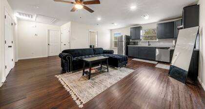 Cozy 2BD/2BA condo w/ home office near NRG and Med Center