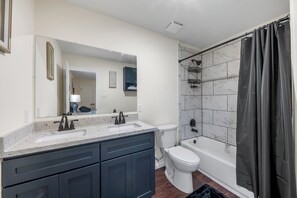 Towels, soap, toilet paper - Cozy 2BD/2BA condo w/ home office near NRG and Med Center (Houston)
