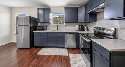 Cozy 2BD/2BA condo w/ home office near NRG and Med Center