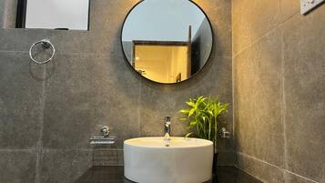 Deluxe Double Room, Balcony, Garden View | Bathroom